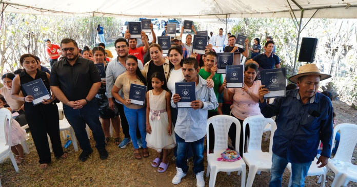 Seguridad jurídica en Cabañas Este: 20 familias reciben sus escrituras de propiedad con el apoyo del Ministerio de Vivienda. 2 image 388