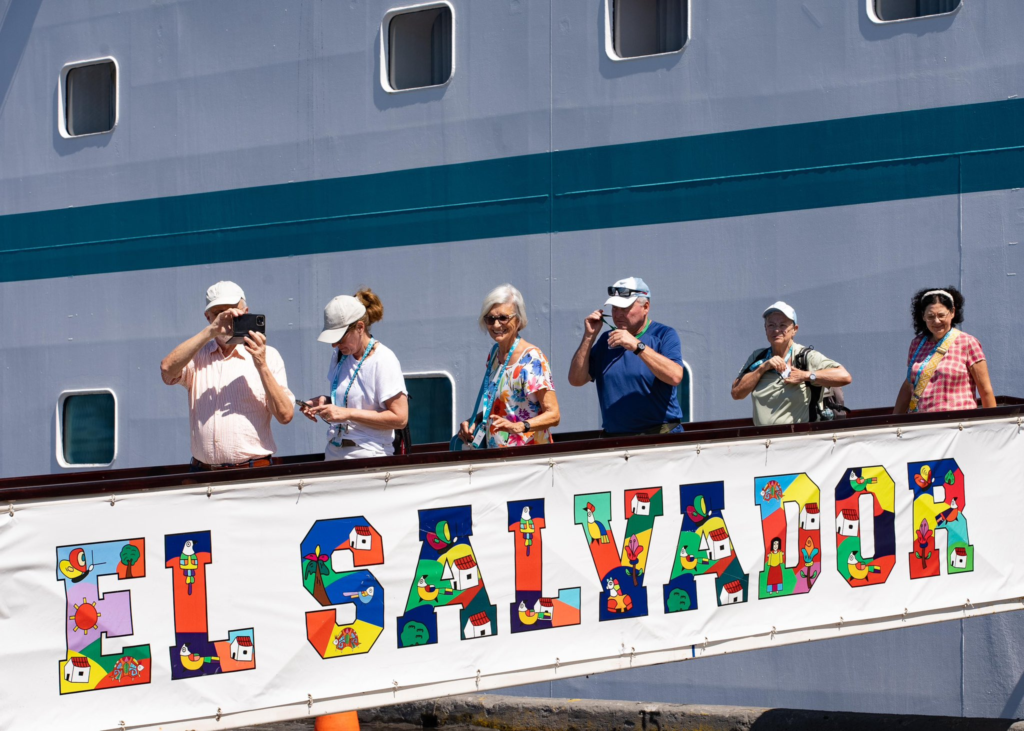 El crucero Amadea arribó al Puerto de Acajutla. 2 image 405
