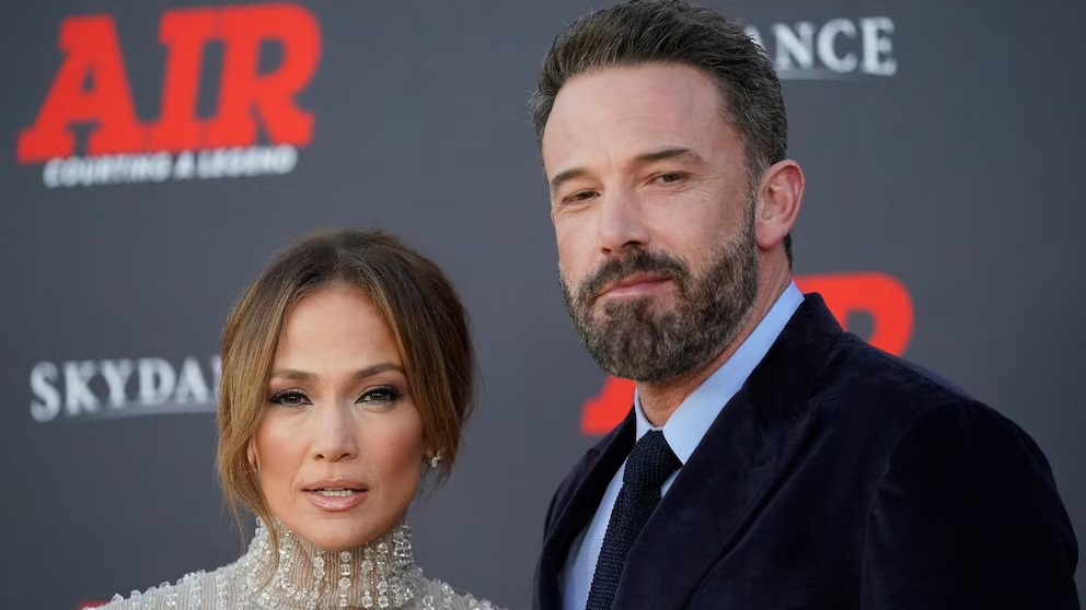 Jennifer Lopez y Ben Affleck retiran nuevamente del mercado su mansión de Beverly Hills. 3 image 470