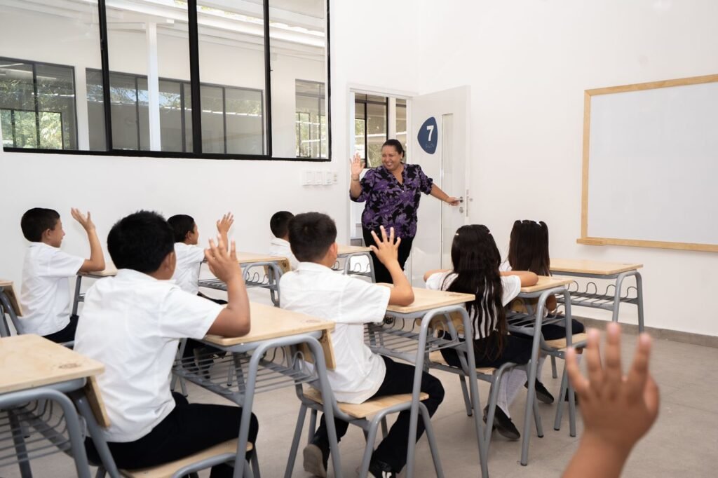 Bukele transforma la educación: Inauguración histórica de 70 escuelas y el éxito de "Dos Escuelas por Día" 5 624277576 1215044687500625 5802611929669352017 n