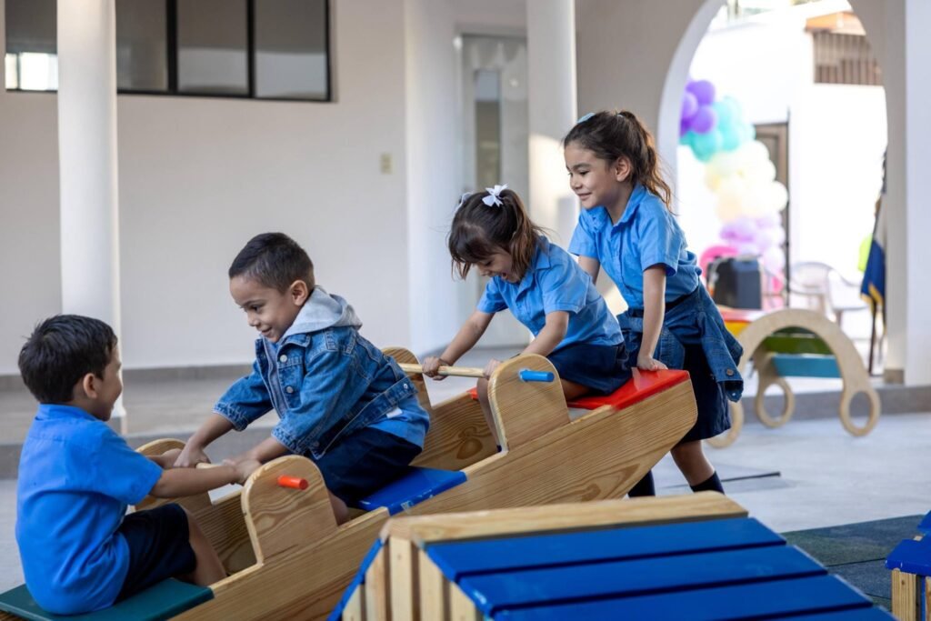 Bukele transforma la educación: Inauguración histórica de 70 escuelas y el éxito de "Dos Escuelas por Día" 3 624291746 122142332252416789 5798324225098096414 n