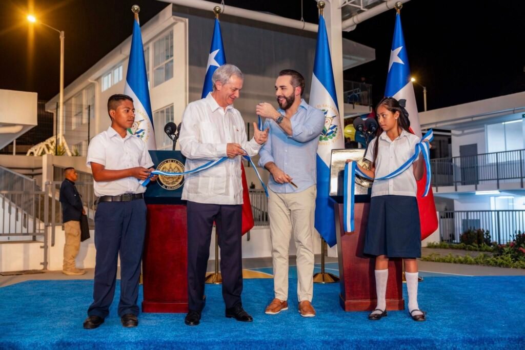 Bukele transforma la educación: Inauguración histórica de 70 escuelas y el éxito de "Dos Escuelas por Día" 1 624659882 1215049670833460 8836955282436477890 n