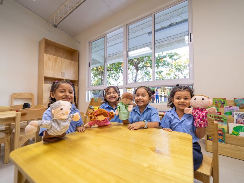 Bukele transforma la educación: Inauguración histórica de 70 escuelas y el éxito de "Dos Escuelas por Día" 2 624730826 1215044694167291 2058765671659294264 n