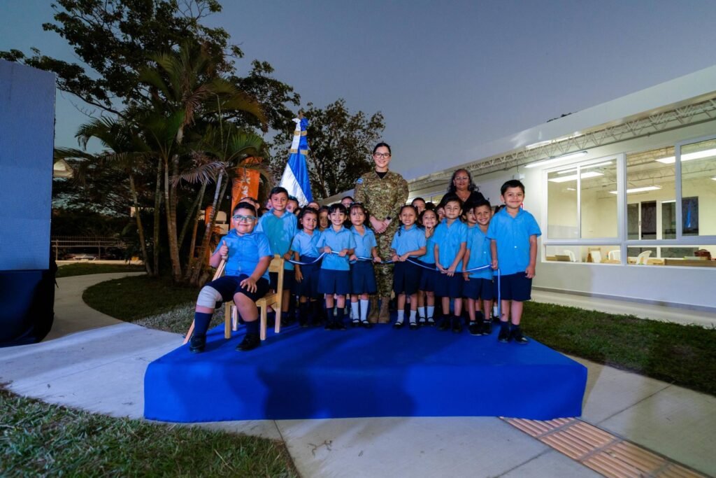 Bukele transforma la educación: Inauguración histórica de 70 escuelas y el éxito de "Dos Escuelas por Día" 7 625165436 122142333752416789 2665134152719537489 n