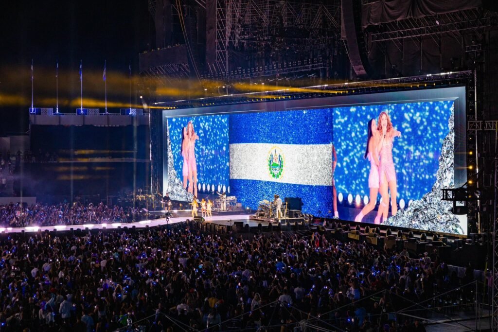 Espectacular cuarta noche de la residencia de Shakira en El Salvador. 2 634467231 917803267432440 8901622452443219211 n 1