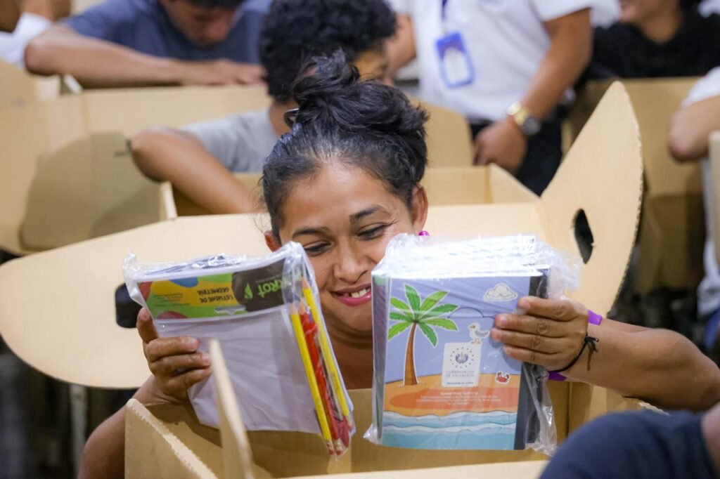 Gobierno entrega paquetes escolares a estudiantes de Modalidad Flexible en el Congo y a nivel nacional. 3 636682515 1273914528246138 7231817303782326591 n