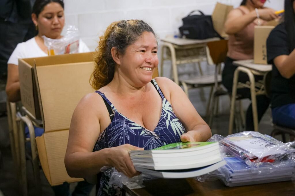 Gobierno entrega paquetes escolares a estudiantes de Modalidad Flexible en el Congo y a nivel nacional. 2 637635123 1273910878246503 2451173526394779790 n 1