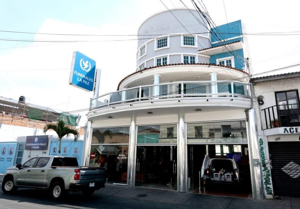 Operativo militar y coronas anónimas: El último adiós a "El Mencho" en Guadalajara 6 646377210 1462541258673590 4599948324737476118 n