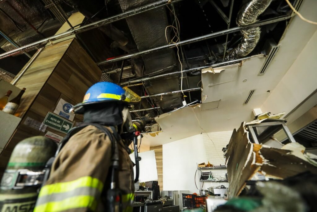 Controlan incendio en Centro Comercial Bambú City Center. 2 650764504 122160593204725707 4676522062320165118 n