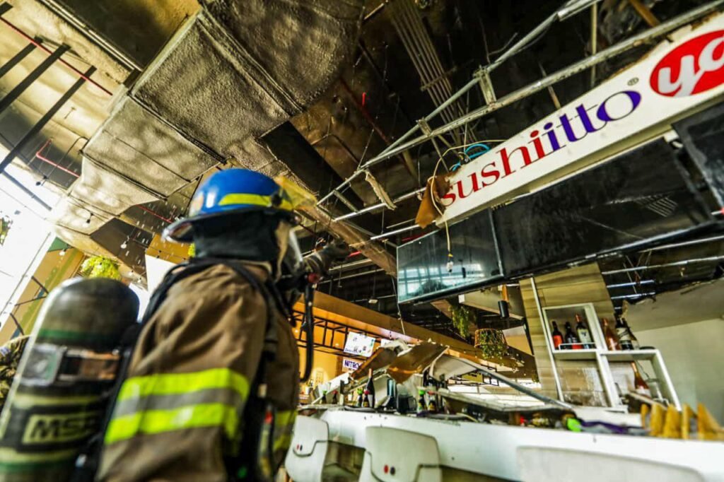 Controlan incendio en Centro Comercial Bambú City Center. 1 651286104 1486788850122400 8939225693291865100 n