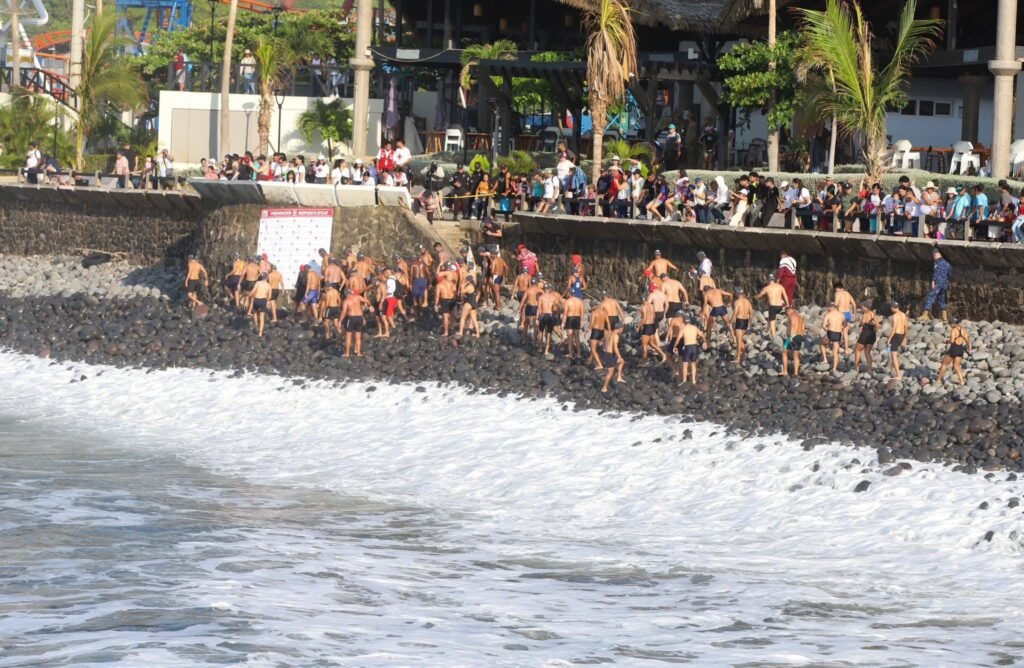 Marino de la Fuerza Naval conquista el Paso del Hombre tras recorrer 21 km en mar abierto 4 651925286 122144702516416789 2454245161749780794 n