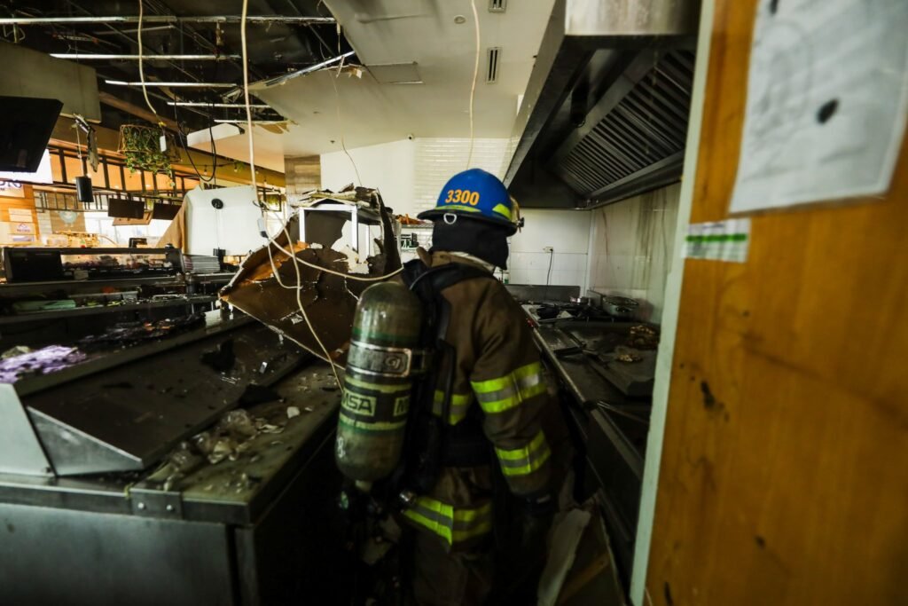 Controlan incendio en Centro Comercial Bambú City Center. 3 652916330 122160593192725707 2417248450818948687 n