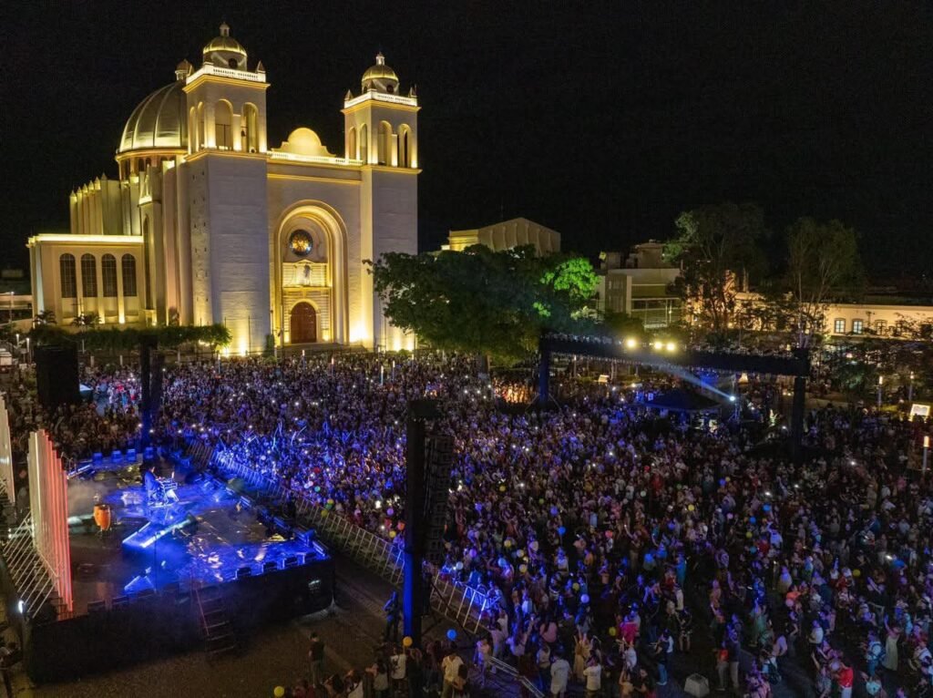 Los Hermanos Flores hacen vibrar el Centro Histórico 4 659120539 122118608067224061 5667969144653034327 n