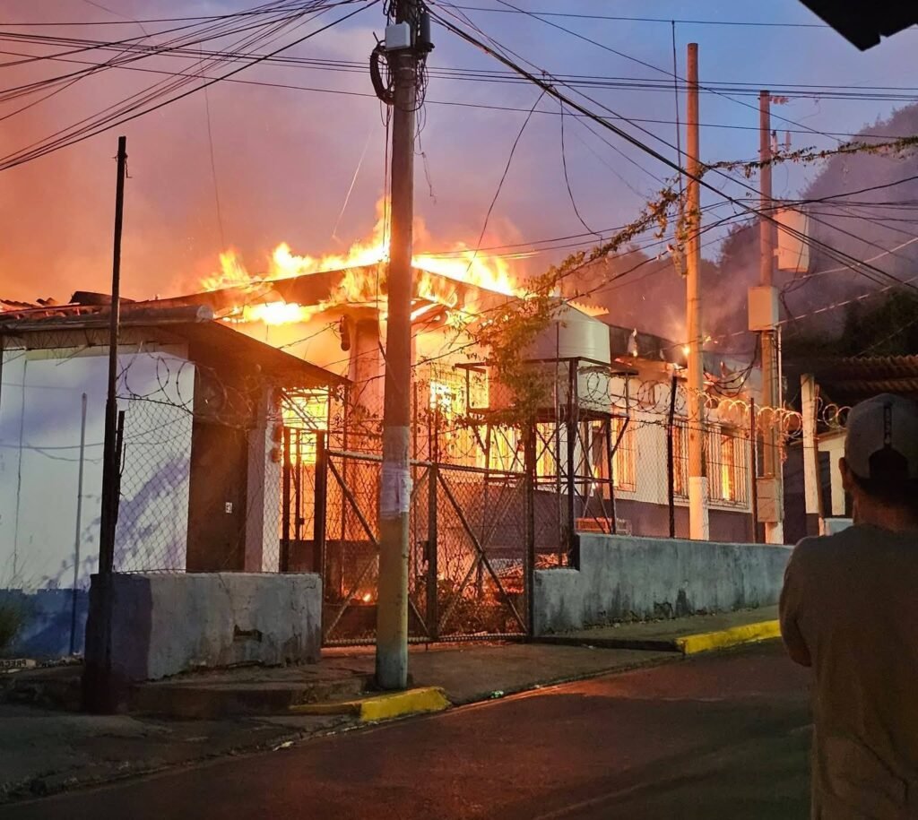 Cuerpo de Bomberos sofoca incendio en el Centro de Gobierno de Sensuntepeque 1 sdfsfds