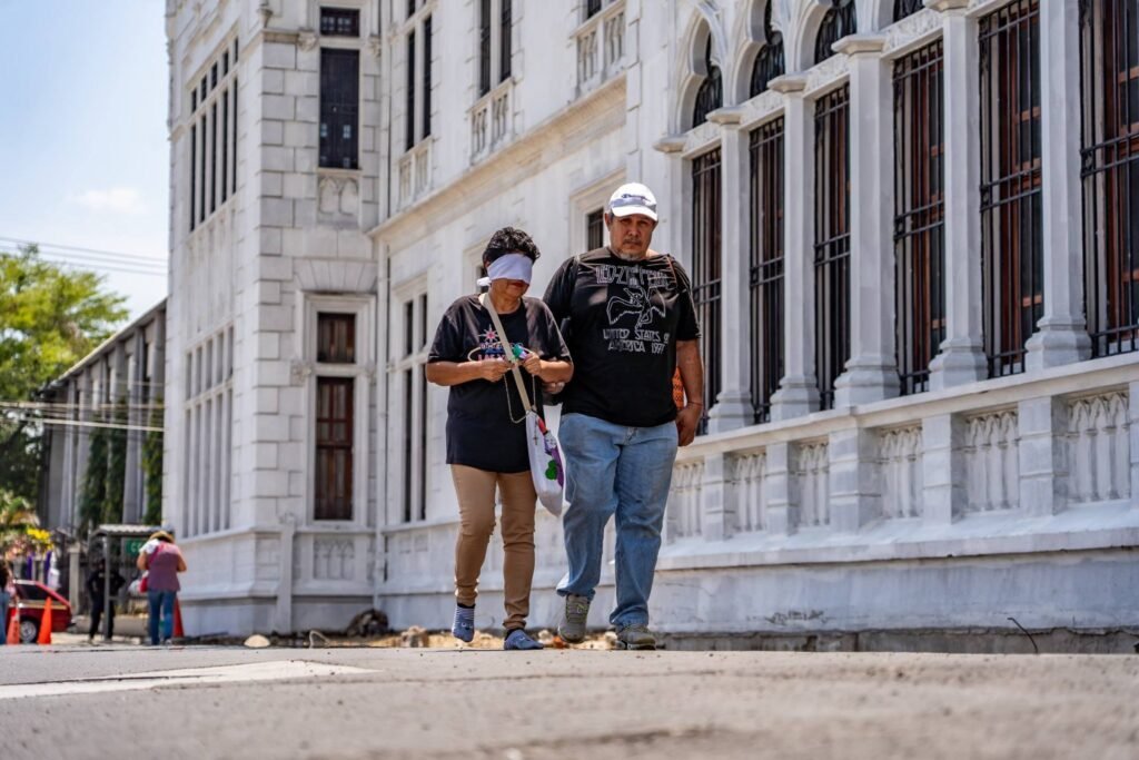 Fieles católicos mantienen viva la tradición de los penitentes en la Iglesia El Calvario, San Salvador 3 657335302 1285908830345336 6111123462570252318 n