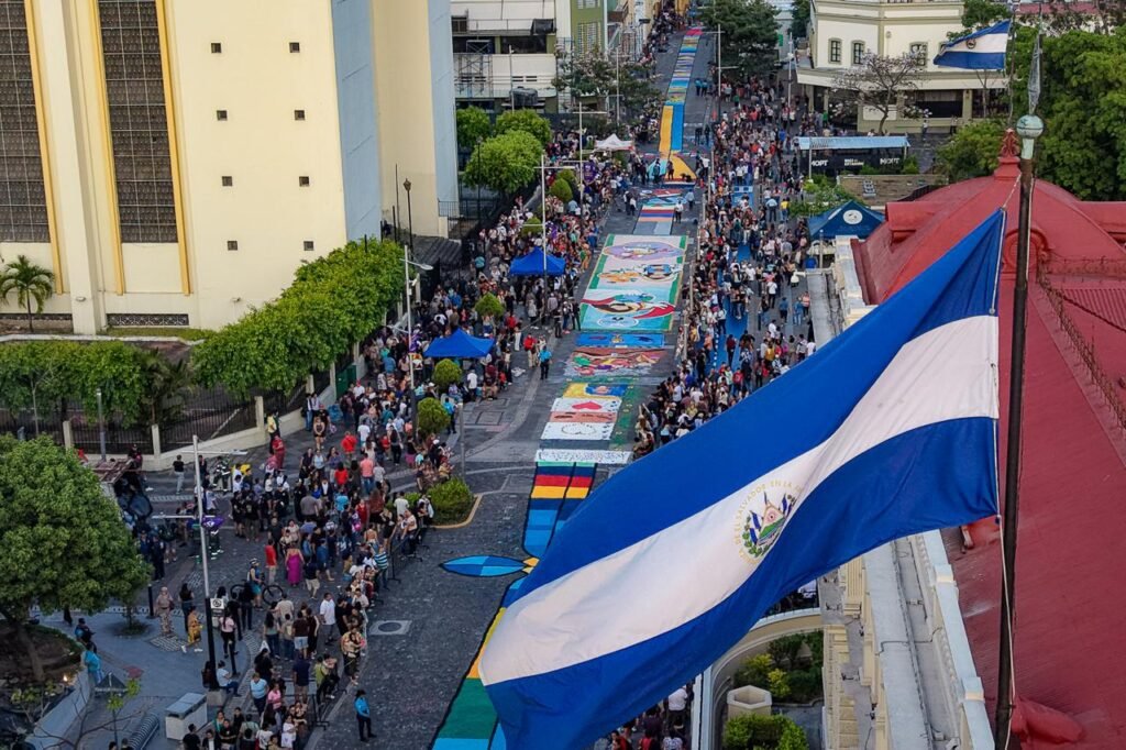 La alfombra de sal más larga de Centroamérica engalana el paso del Santo Entierro en la capital 4 660470945 1311549464482644 7477899787298081409 n