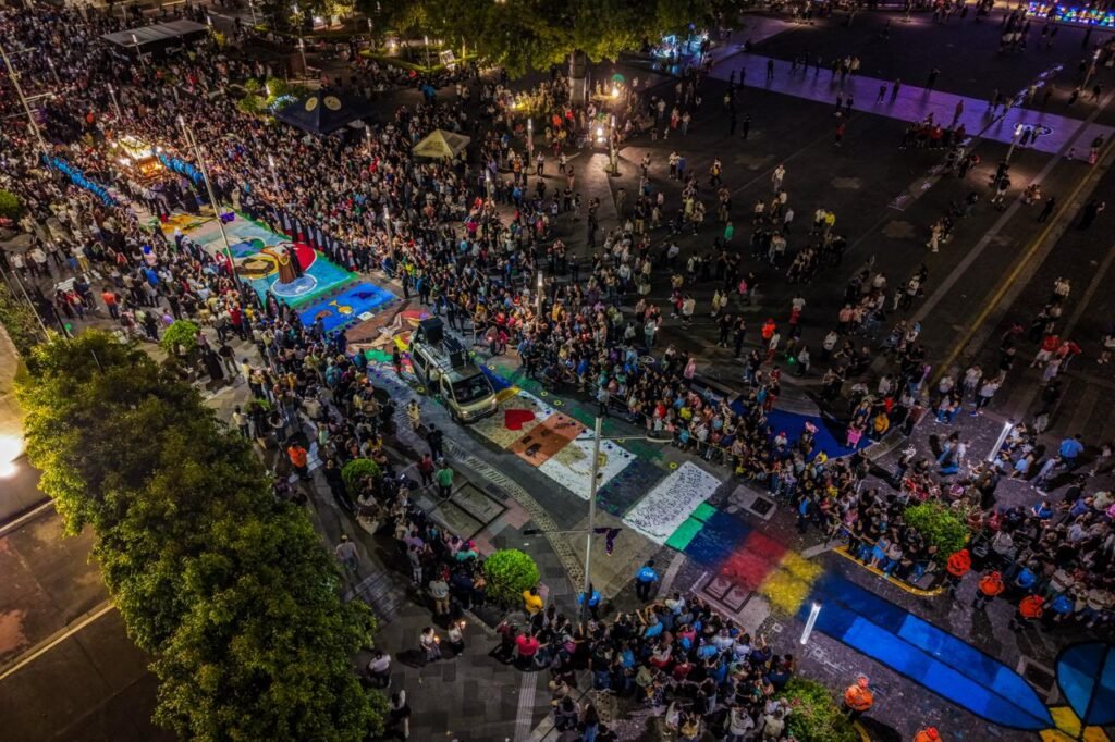 La alfombra de sal más larga de Centroamérica engalana el paso del Santo Entierro en la capital 1 661262372 1311615561142701 494775706359144024 n 1