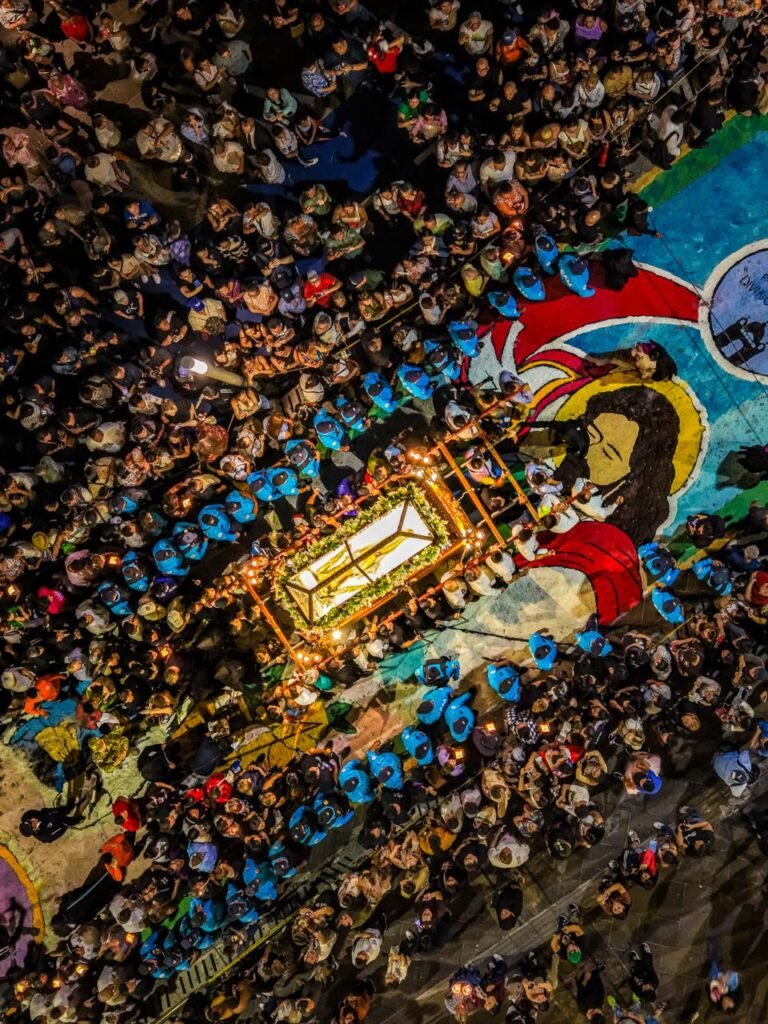 La alfombra de sal más larga de Centroamérica engalana el paso del Santo Entierro en la capital 3 662356770 1311615141142743 2022467100102556193 n