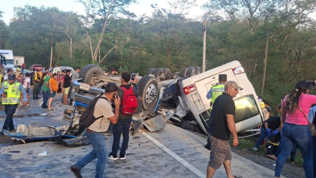 Tragedia vial en Honduras deja saldo de ocho fallecidos en Quimistán 1 665677744 931501953008717 2219272148948962733 n