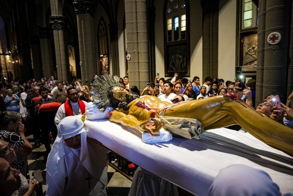 La procesión del Santo Entierro de la Iglesia El Calvario recorrió el corazón de San Salvador 1 WhatsApp Image 2026 04 03 at 7.15.10 PM