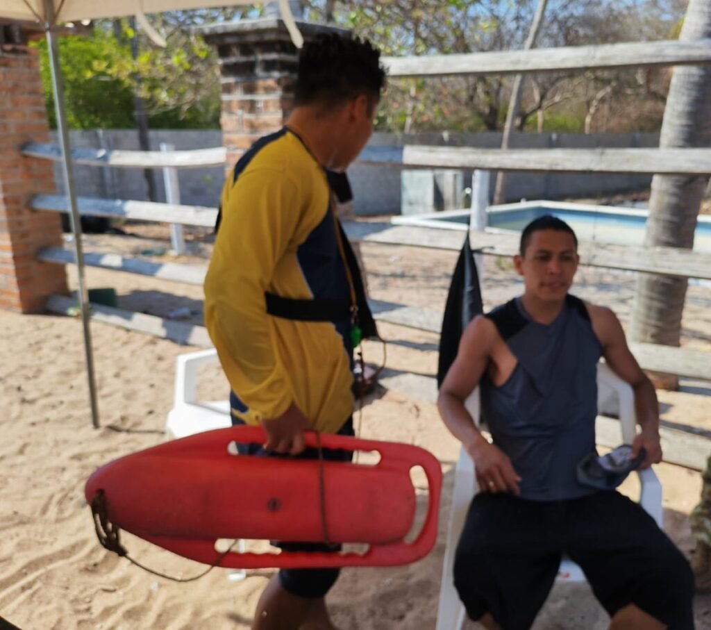Guardavidas de la Marina Nacional rescatan a bañista en playa Los Cóbanos 2 X2Twitter.com HFBlnKAWMAAEiG0