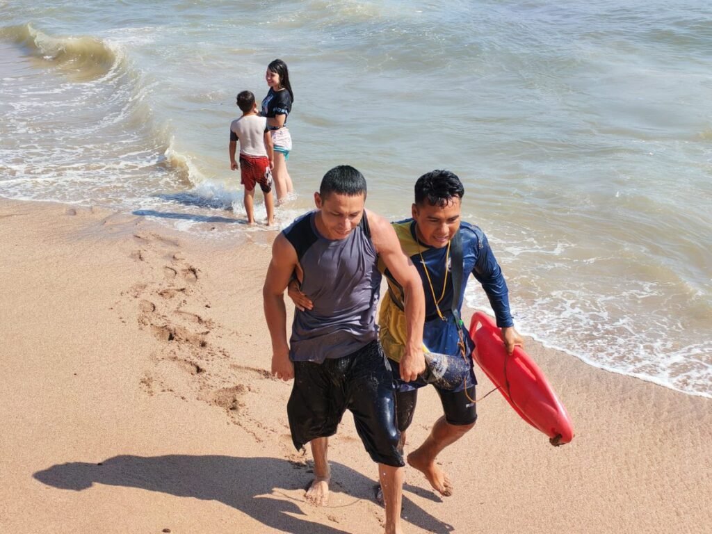 Guardavidas de la Marina Nacional rescatan a bañista en playa Los Cóbanos 1 X2Twitter.com HFBlnKAXwAACCj8