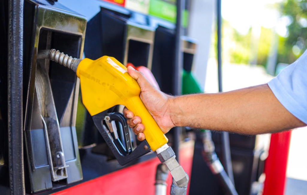 Nuevo golpe al bolsillo: Precios de los combustibles suben en El Salvador 1 image 156