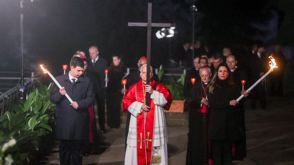 León XIV marca un hito histórico al cargar la cruz durante el Vía Crucis en el Coliseo 1 image 49