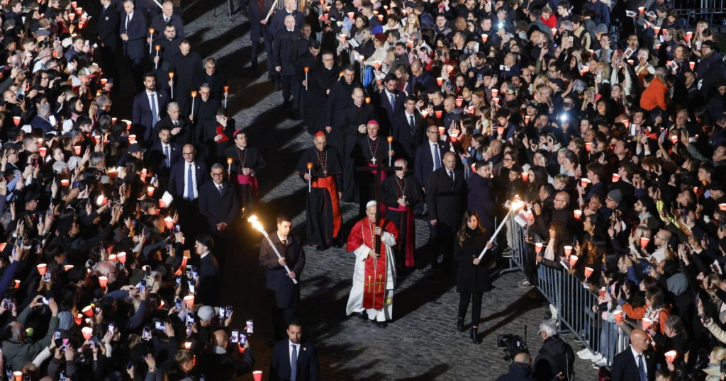 León XIV marca un hito histórico al cargar la cruz durante el Vía Crucis en el Coliseo 2 image 50