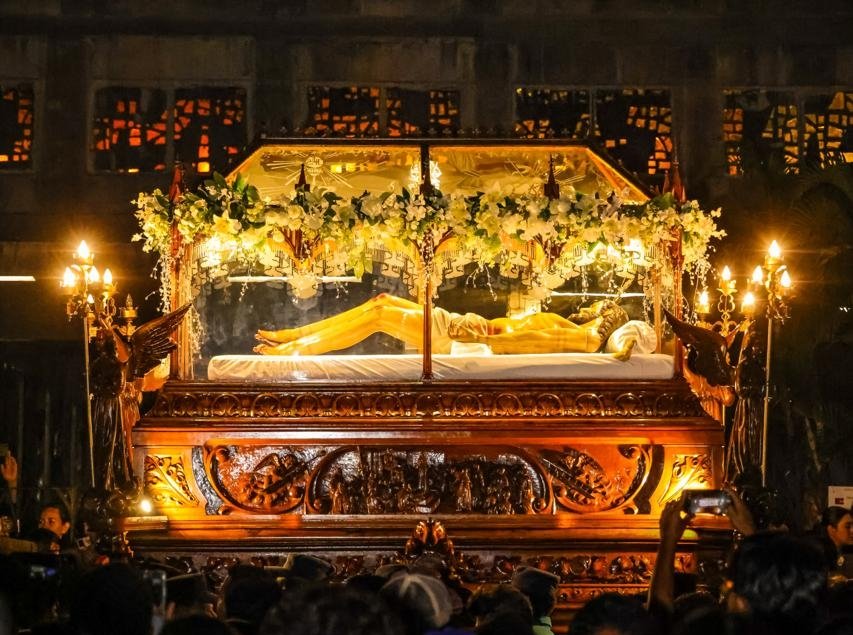 La alfombra de sal más larga de Centroamérica engalana el paso del Santo Entierro en la capital 2 sdfasdfasf