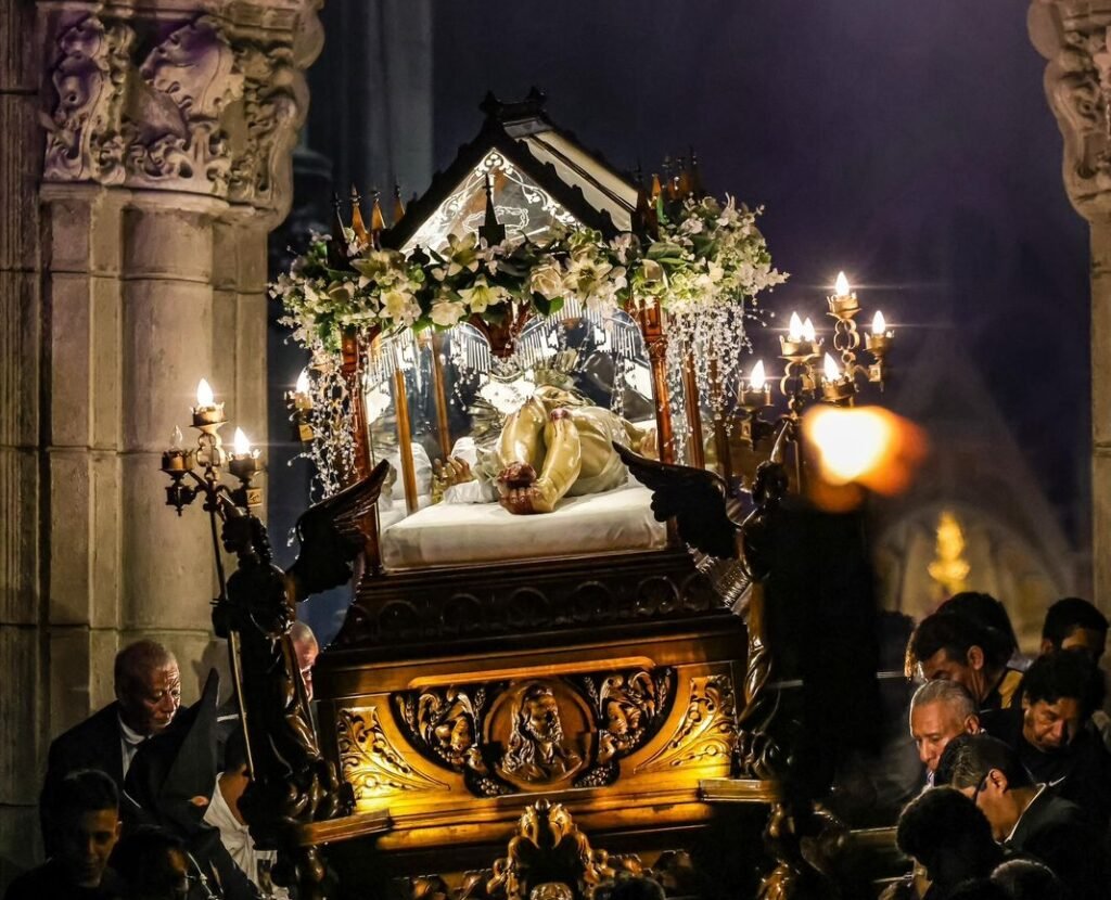 La procesión del Santo Entierro de la Iglesia El Calvario recorrió el corazón de San Salvador 2 sdfsfs