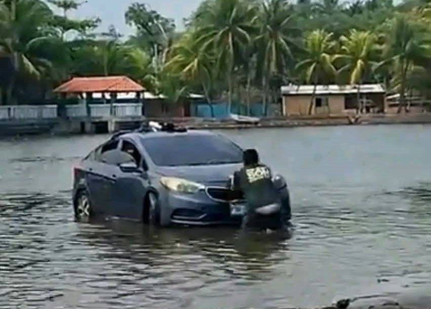 Vehículo sumergido en bocana de Metalío moviliza a la PNC y a pobladores 5 701326131 1537580831320026 850197429543797159 n
