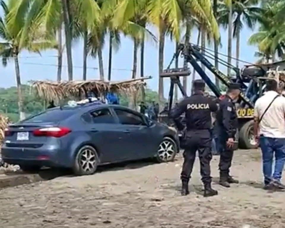 Vehículo sumergido en bocana de Metalío moviliza a la PNC y a pobladores 2 701459645 1537580757986700 659021333253339476 n