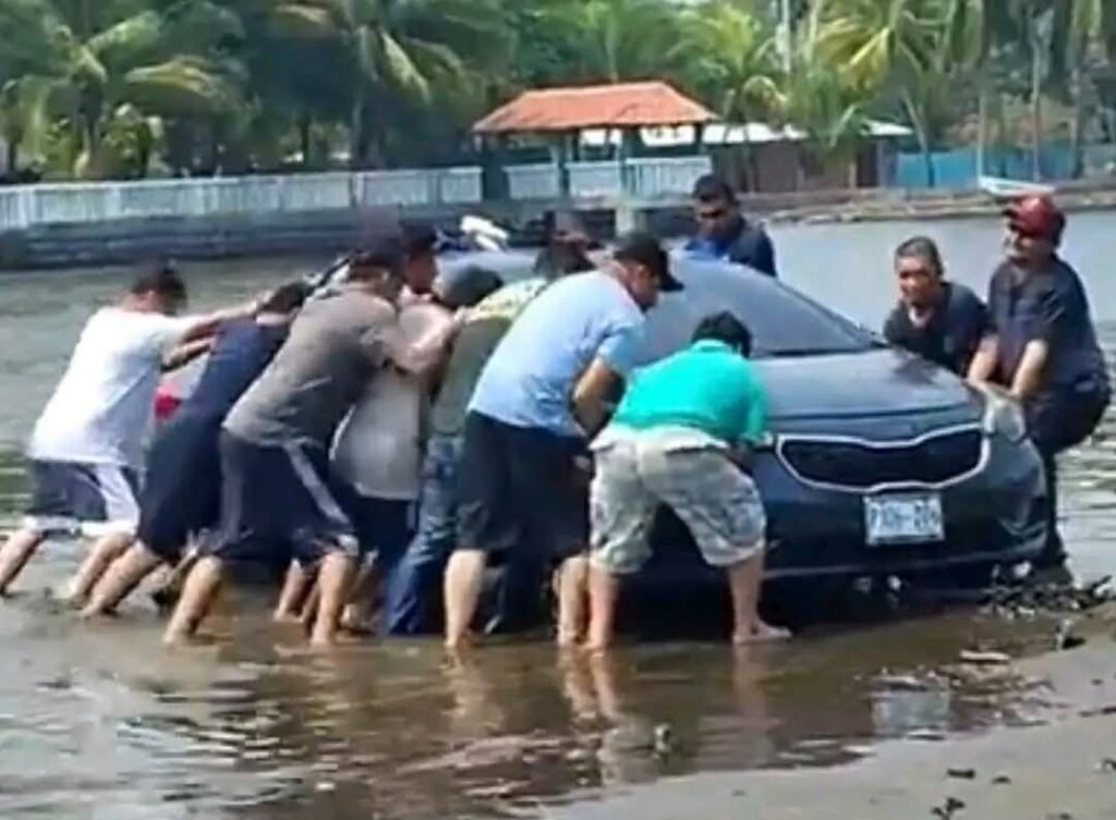 Vehículo sumergido en bocana de Metalío moviliza a la PNC y a pobladores 3 702494779 1537580681320041 929006523558064266 n