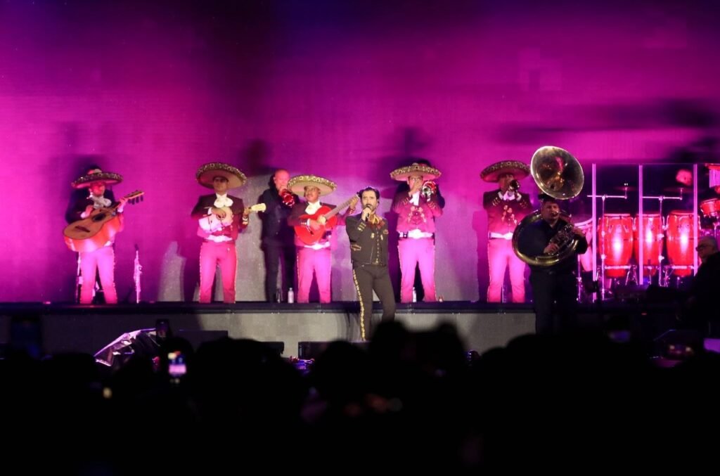 Alejandro Fernández desafía la tormenta y enamora a El Salvador con un emotivo homenaje a Vicente Fernández 1 703503806 1316608977315022 6949041589977547291 n