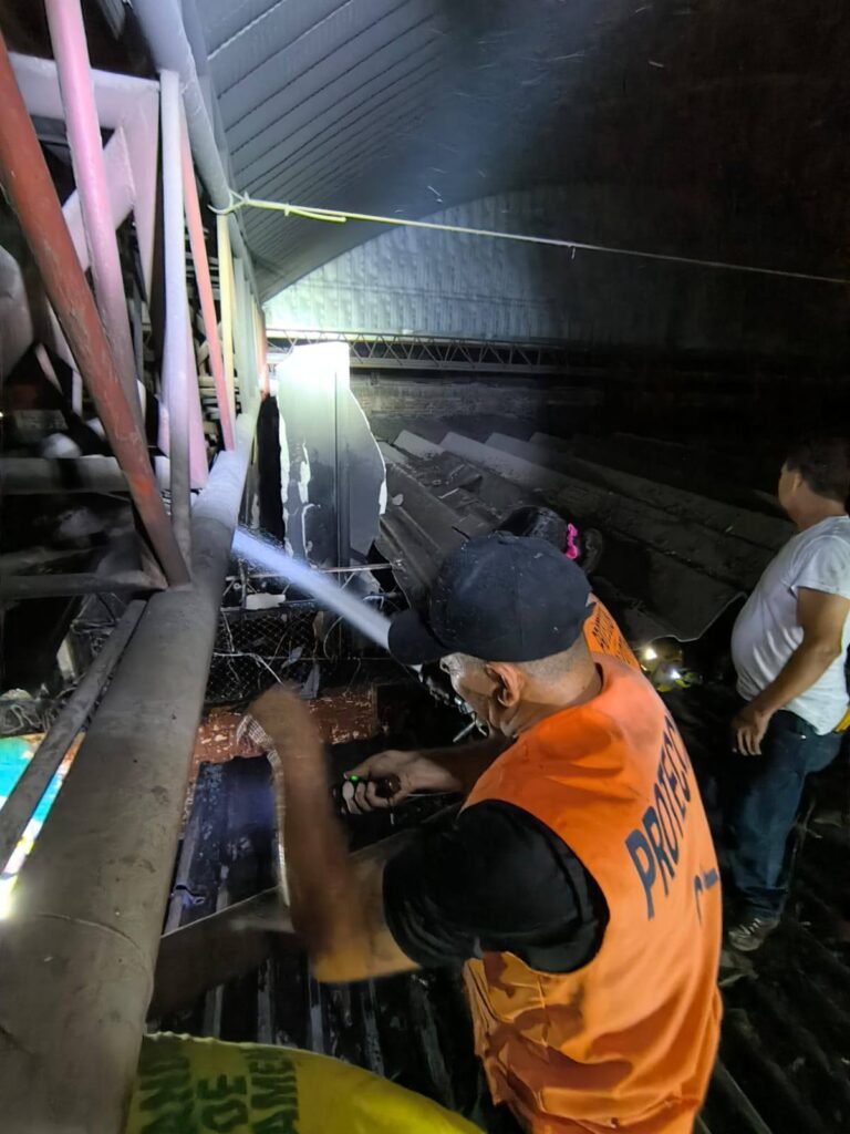 Bomberos liquidan un incendio en el mercado de Aguilares 4 705749488 1288307083480552 4451114527059776297 n