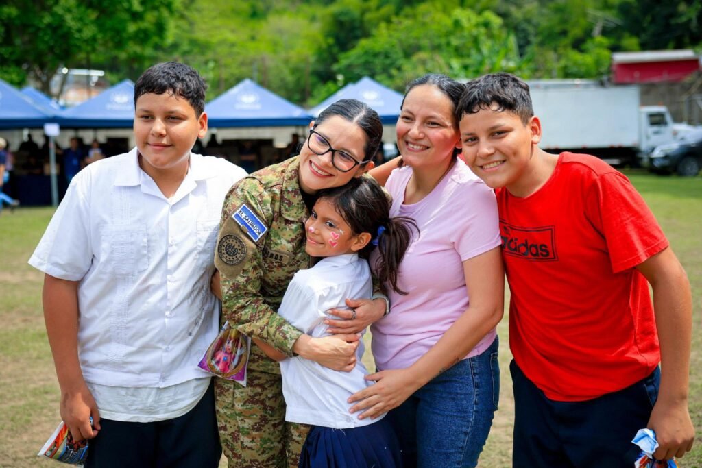 Estudiantes de doble nacionalidad viajan desde Honduras para recibir paquetes escolares completos en Cabañas 6 707248467 1355815440056046 5558022412070293825 n