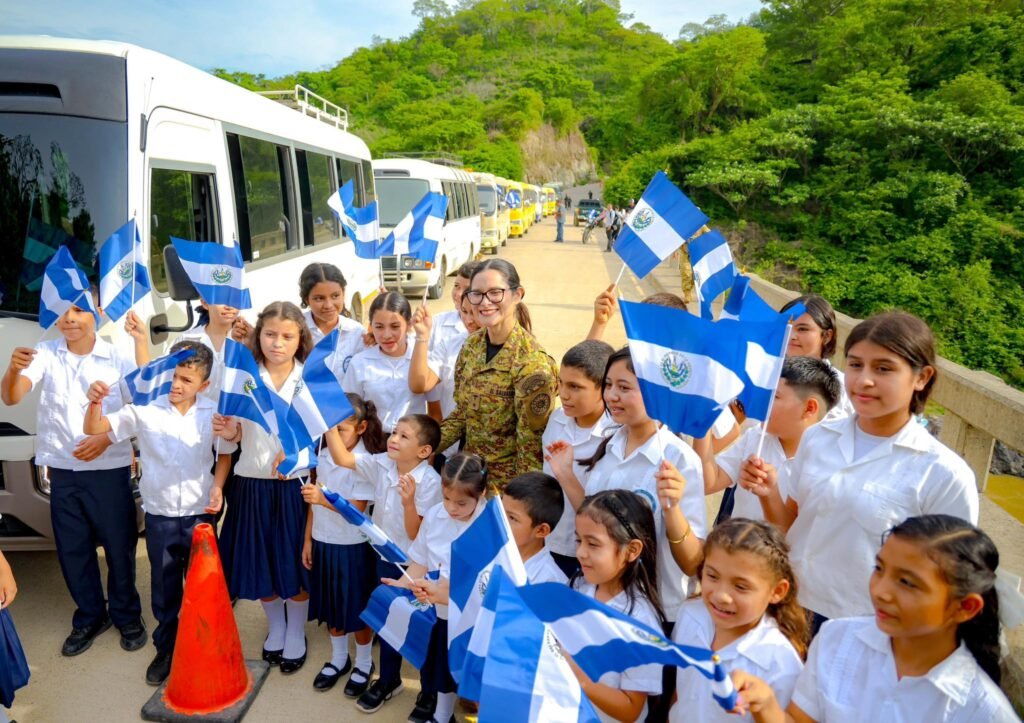 Estudiantes de doble nacionalidad viajan desde Honduras para recibir paquetes escolares completos en Cabañas 1 707646950 1355753276728929 5913655521743879486 n