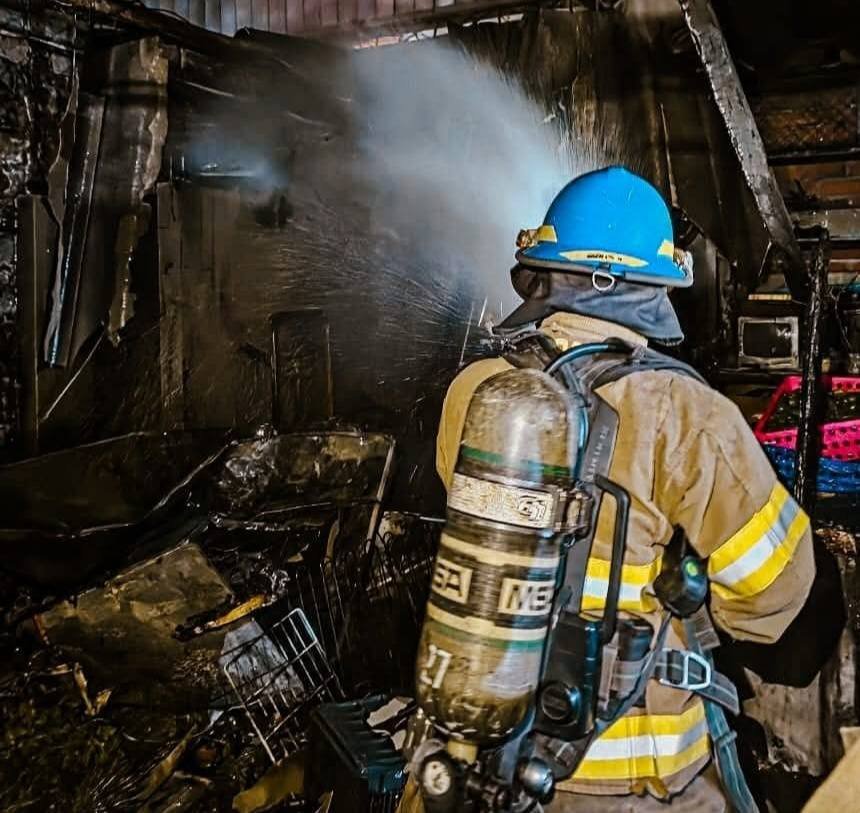 Bomberos liquidan un incendio en el mercado de Aguilares 1 707914982 1453055016860404 3302204864943032068 n