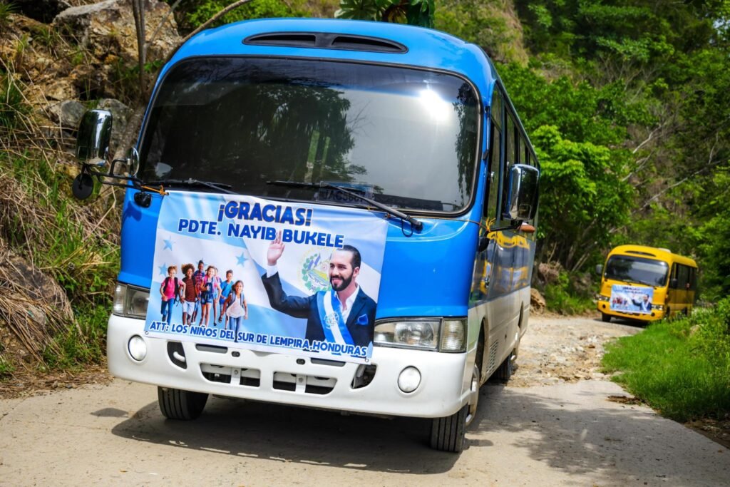 Estudiantes de doble nacionalidad viajan desde Honduras para recibir paquetes escolares completos en Cabañas 4 708376643 1355817003389223 2624287704334312152 n