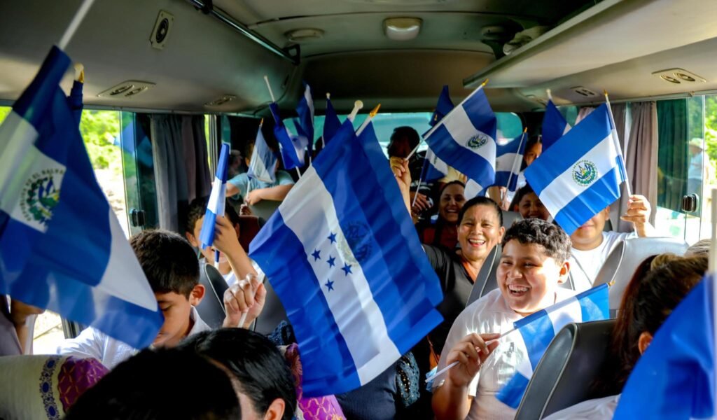 Estudiantes de doble nacionalidad viajan desde Honduras para recibir paquetes escolares completos en Cabañas 2 709188650 1355727480064842 4864152766382953112 n