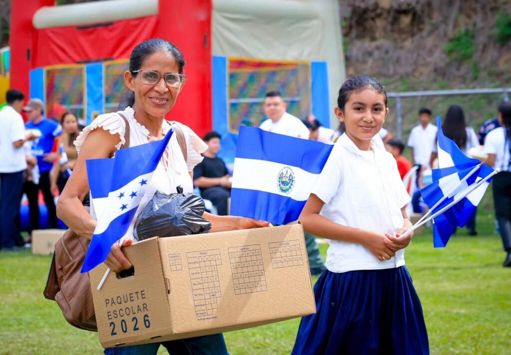 Estudiantes de doble nacionalidad viajan desde Honduras para recibir paquetes escolares completos en Cabañas 3 709710394 1355785746725682 8932412115600589132 n