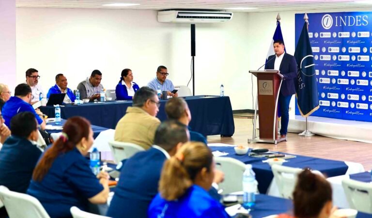 Rene Martinez Presidente de INDES en Reunion con Federaciones y Asociaciones Deportivas INDES 30042026 16 768x451 1