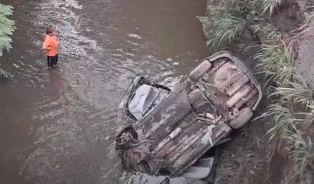 Tragedia vial en Sonsonate deja dos fallecidos tras caer vehículo al río Ceniza 4 asdfasdf 3