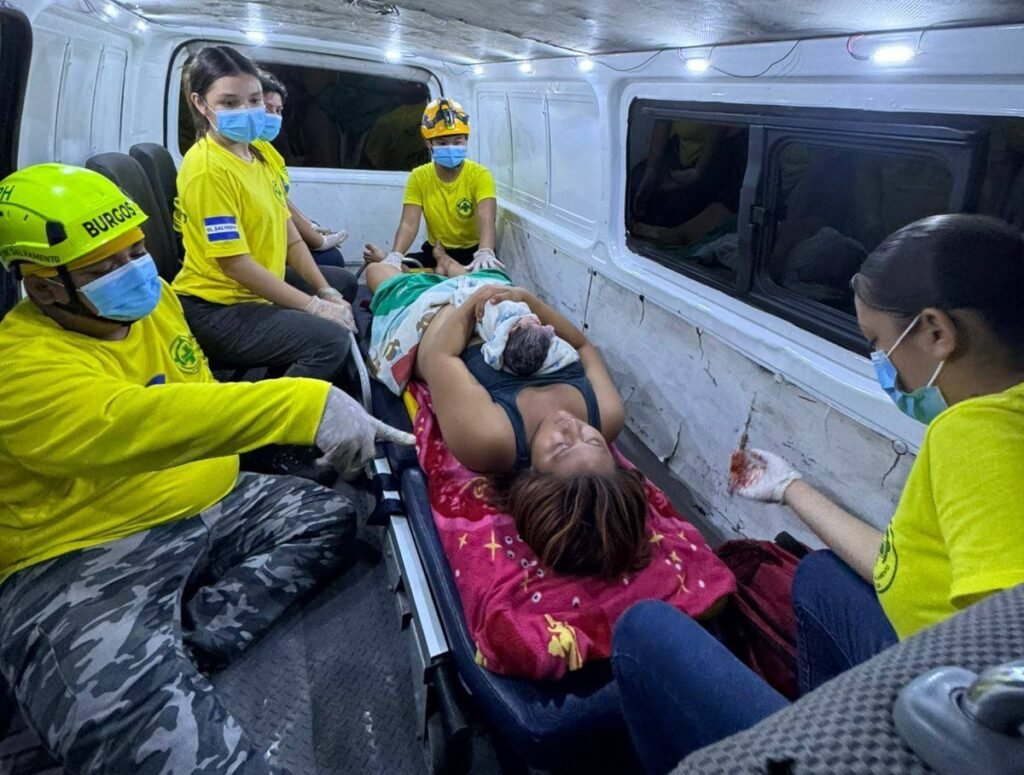 Emoción en Zacatecoluca: El nacimiento de un bebé sorprende a socorristas a mitad de la noche 2 fasfasdfds