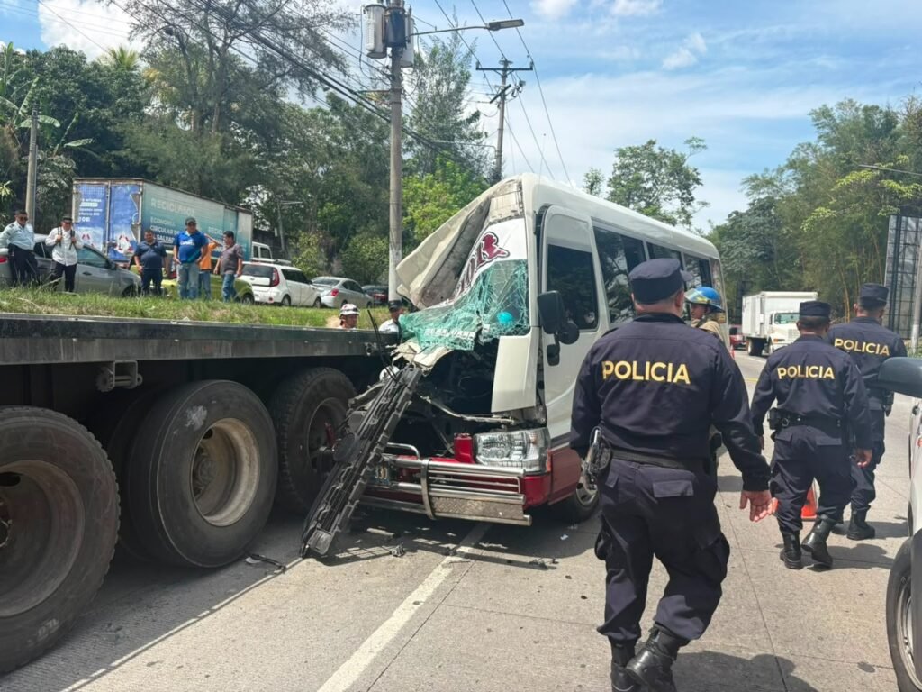 Trágico accidente de tránsito deja una mujer fallecida y ocho lesionados en Santa Tecla 2 710756178 122220293828343512 229163634031944315 n