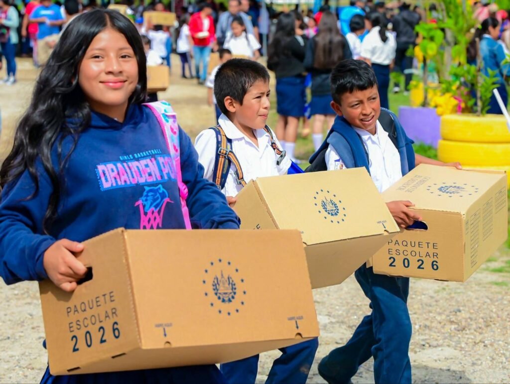 Estudiantes de doble nacionalidad reciben paquetes escolares del Gobierno en Morazán 1 713644313 979345808224331 8795183189471246525 n