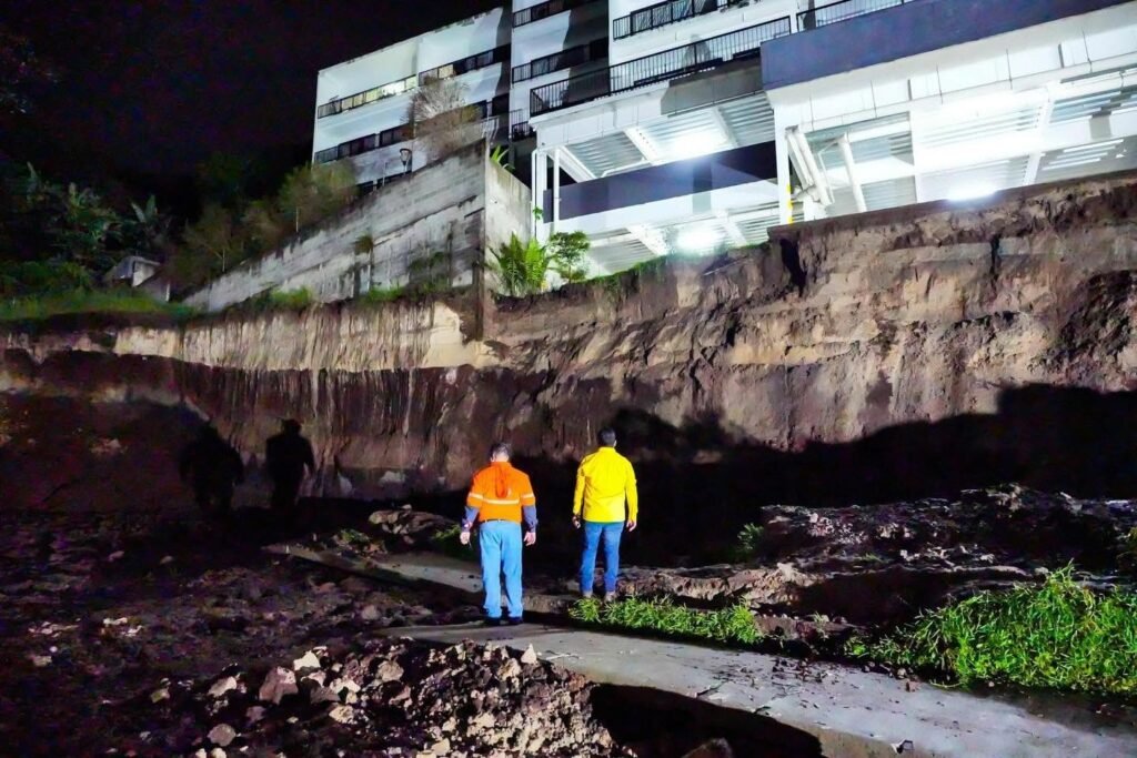 Evacuación obligatoria en condominio de la colonia Escalón por daño estructural 1 724640060 1326599279678498 64967745447969201 n