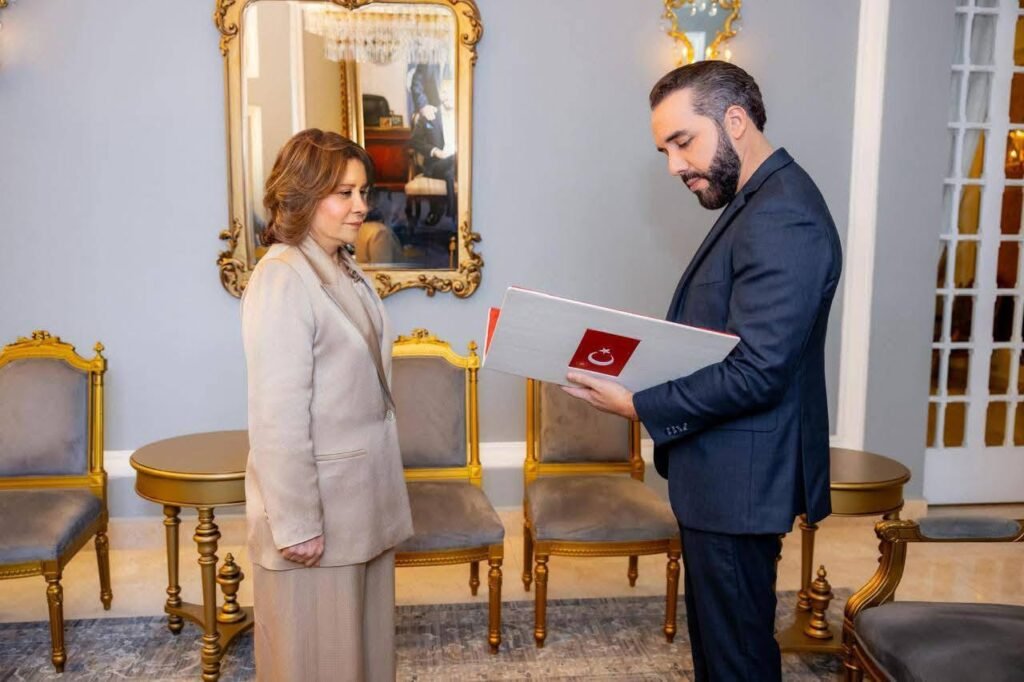 Presidente Nayib Bukele recibe cartas credenciales de la nueva embajadora de Türkiye en El Salvador 2 725362135 991568690335376 1071679498985188356 n