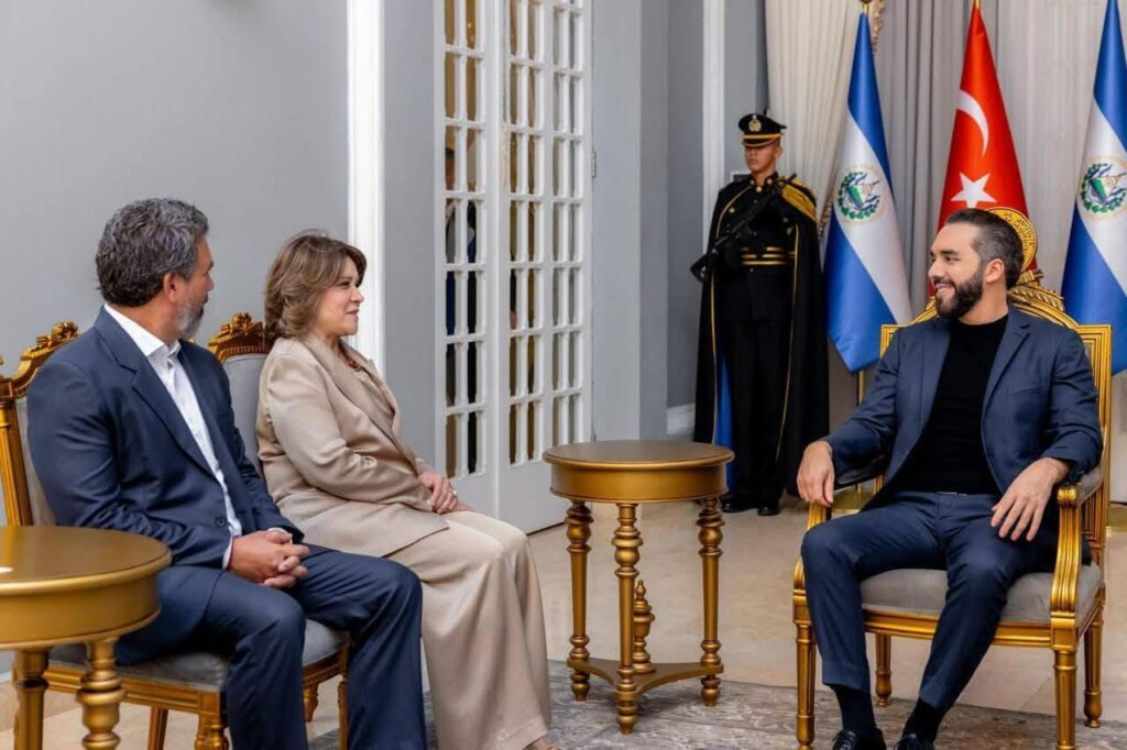 Presidente Nayib Bukele recibe cartas credenciales de la nueva embajadora de Türkiye en El Salvador 3 725593419 991568830335362 700699796813561858 n